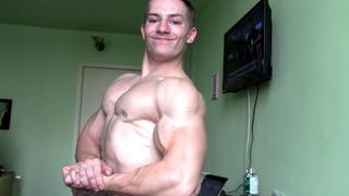 Incredible Ripped Young Bodbybuilder Flexing Worship