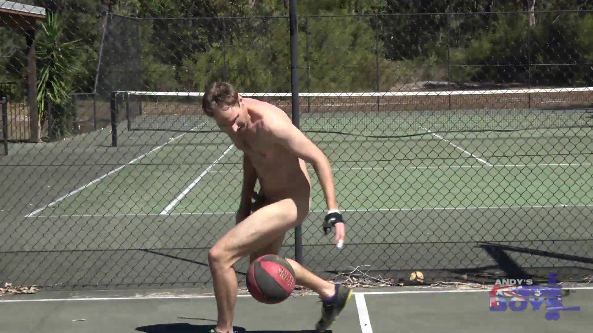 Australian Dude Nick Loves to get Naked in Public whilst Exercising in Full View wowmedia