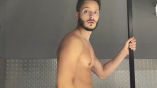 RU - StallionFabio - New video showing off and jerking off in the gym locker rooms
