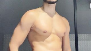 StallionFabio - New video showing off and jerking off in the gym locker rooms 3