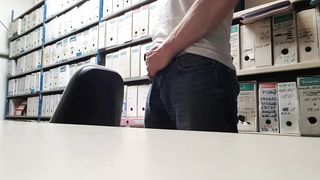 Masturbation anale au travail dans la salle d'archive jobisex 720p