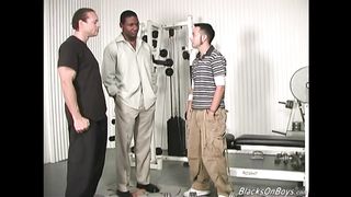 Black guys fucking a white dude at the gym
